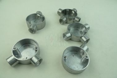 TOPELE 25mm / 32mm BS القناة الكهربائية الزيتية المسالكية الألومنيوم مربع التقاطع للأنابيب